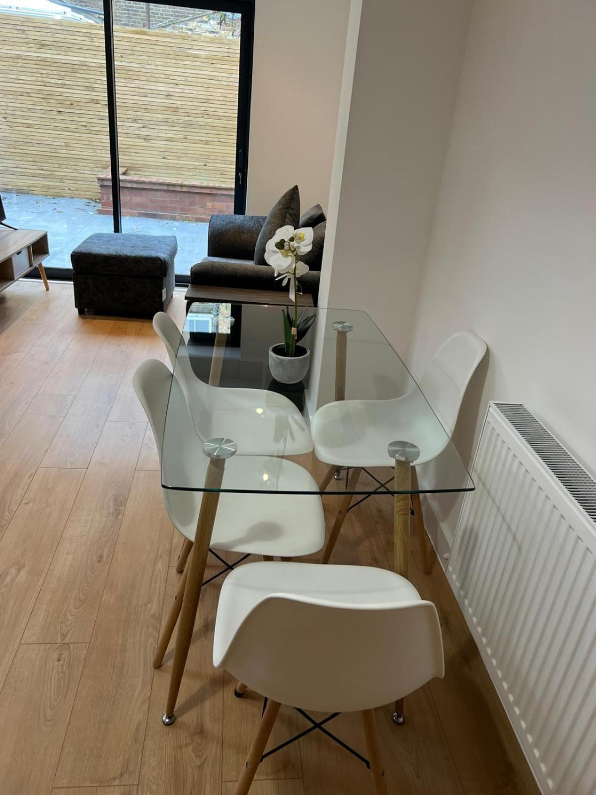 Beautiful 2 Bed With En Suite, Near Tube And Stamford Bridge Appartement Londres