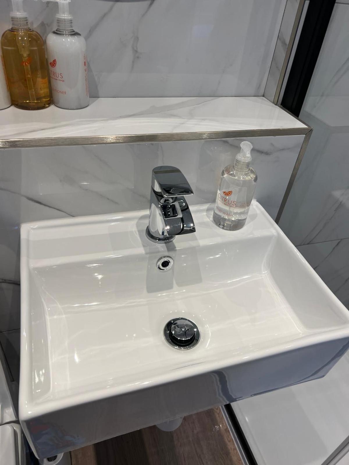 Beautiful 2 Bed With En Suite, Near Tube And Stamford Bridge Londres